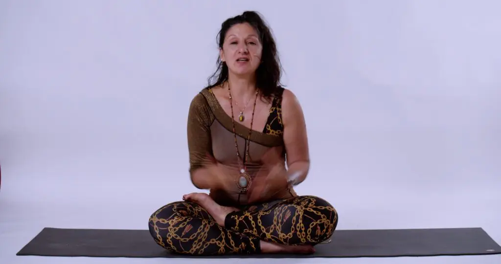 Instructor de meditación guiando una práctica de mindfulness para el control mental y la transformación cerebra